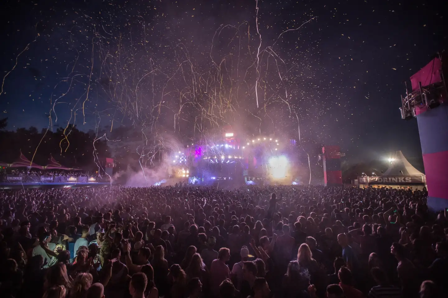Uitgelaten festivalpubliek met confetti tijdens een evenement
